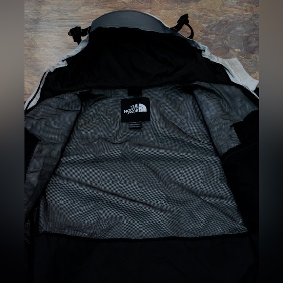The North Face Futurelite Mountain Jacket (White/Black) M - Picture 6 of 6